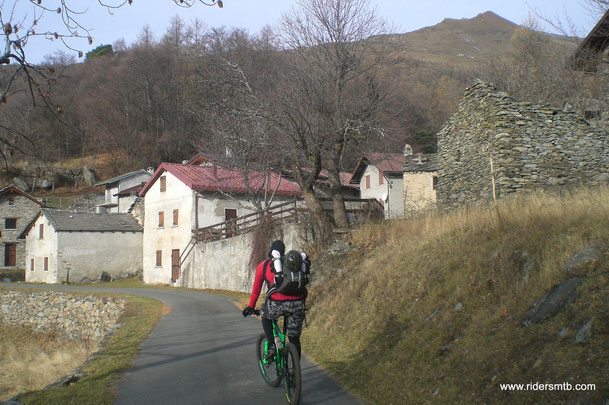 oltrepassiamo il borgo di SANTA CHIARA