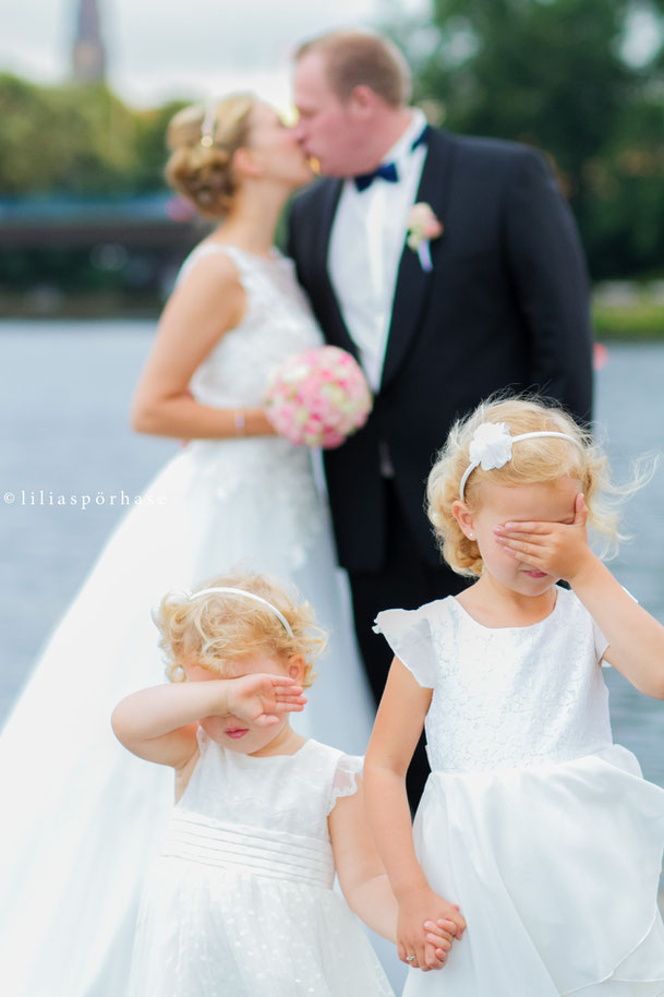 Brautpaar, Kinder, Blumenkinder, Hochzeit, Kuss, liliaspoerhase, Lilia Spörhase, Fotografie, Hamburg