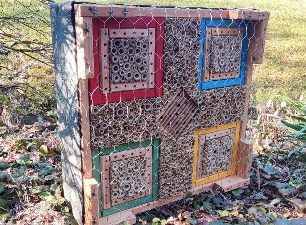 M1 / kombinierte Wildbienenbrutstätte u. Überwinterhilfe für Schmetterlinge, Marienkäfer sowie Florfliegen