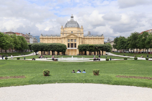 Im Herzen von Zagreb: Kunstpavillion mit Springbrunnen im alten botanischen Garten