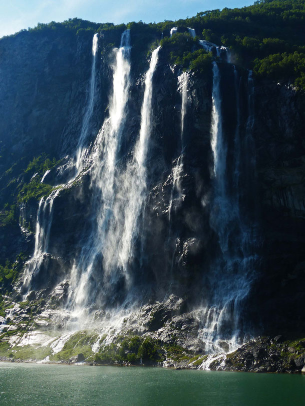 Dieser imposante Wasserfall heißt "Die sieben Schwestern" - es sind bei genauem Hinsehen sieben einzelne Wasserfälle. Die größte Fallhöhe des Wassers beträgt 300 Meter.
