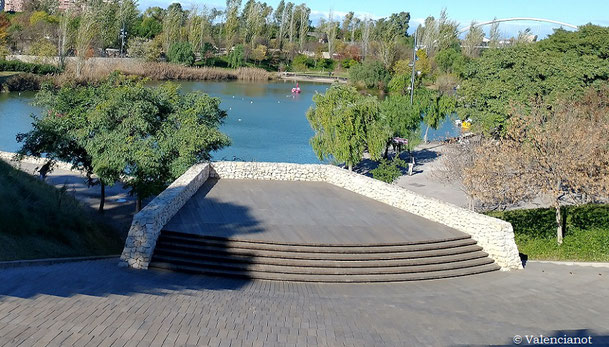 Auditorio al aire libre con el lago al fondo en el Parque de Cabecera de Valencia