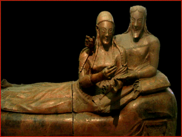 La scultura raffigura una coppia di sposi sdraiata in un triclinio a un banchetto. Sarcofa-go degli Sposi, Museo nazionale etrusco di Villa Giulia a Roma. La donna etrusca è indi-pendente, libera, moderna e assai bella.