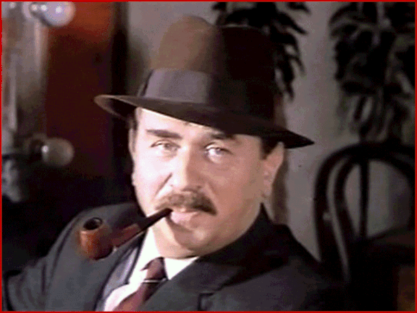 Il commissario Maigret interpretato dall'attore Gino Cervi, fumava in continuo  la pipa.