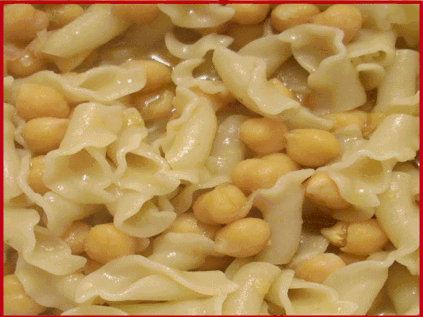 La pasta e ceci è un primo piatto unico,nutriente e tradizionale,ha origini arabosiciliane. Può essere servita  con pomodoro o senza, con molto brodo o leggermente più asciutta. Calorie in 100 g : 160. 