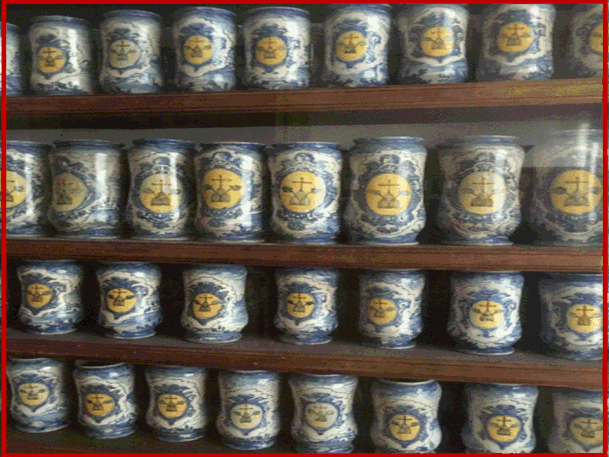 Collezione di vasi da farmacia; museo complesso di Santa Maria della Scala di Siena.