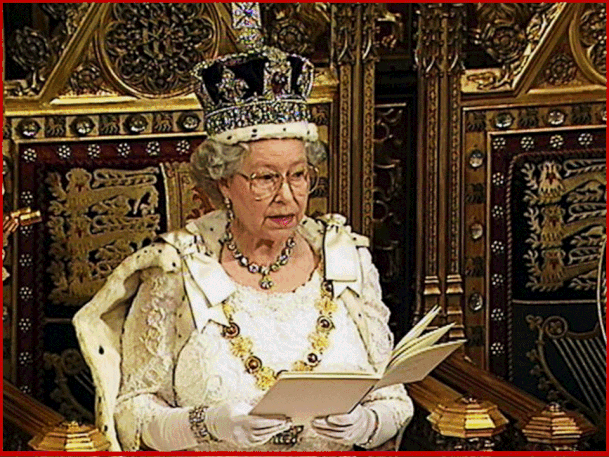 La regina Elisabetta II, nata il 1926 a Londra; ancora lucida,  piena di vitalità,sempre de-siderosa  di operare.