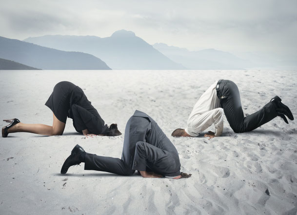 Psychologisches Wissen zum Thema Realitätsverdrängung und Realitätsflucht. Die Psychologie der Ausblendung, Distanzierung und Entkopplung. Warum Menschen der Wirklichkeit ausweichen. Entstehung, Gefahren und gesellschaftliche Folgen von Realitätsflucht