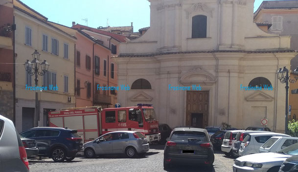 Semi bloccata anche piazza della Libertà per la presenza dell'altro mezzo dei Vvf