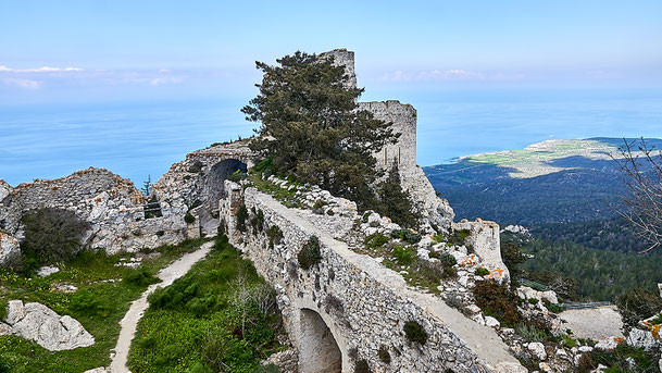 Burg Kantara mit Blick auf die zyprische Nordküste und die Karpaz-Halbinsel