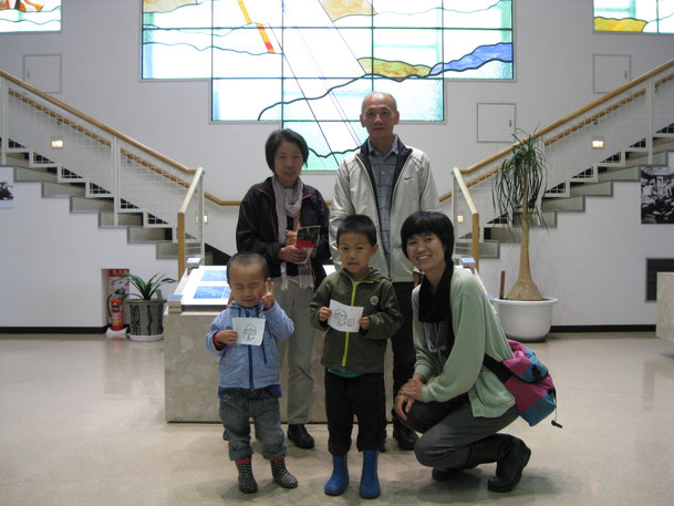 新潟から来られたＨ様ご夫妻(写真後列)と芽室在住の息子さんご家族