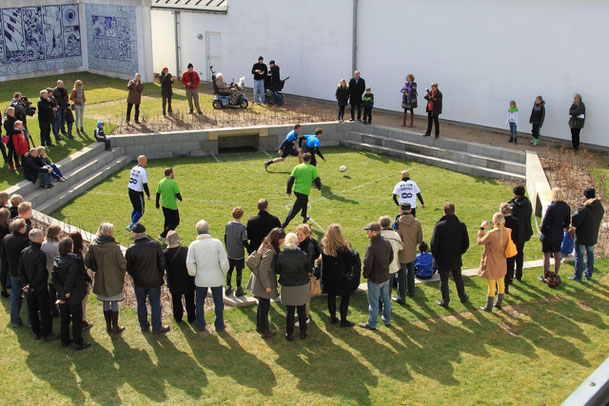 MUSEO ASGER JORN EN DINAMARCA- JUEGOS DE FUTBOL 3 (THREE SIDED FOOTBALL)