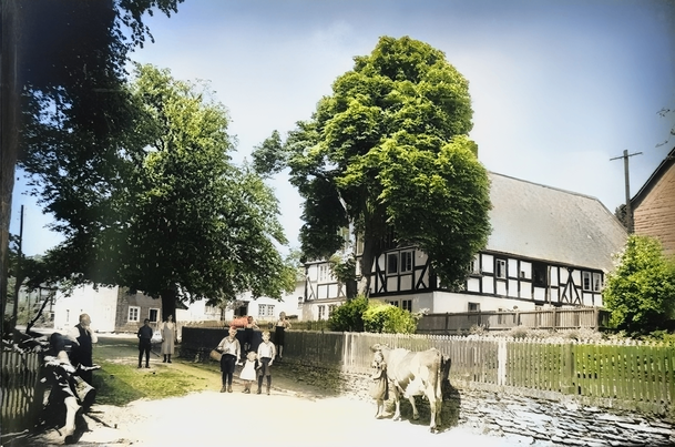 Foto um 1930 sw-koloriert: Dörfliches Leben auf der Pape-Straße. Im Hintergrund der Schulten-Hof.