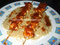 Fideos chinos con brochetas satay