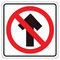 PROHIBIDO SEGUIR DE FRENTE. Indica que en una calle o carretera no se permite el tránsito de frente