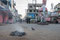 Mandawa -  eine Kleinstadt erwacht. Morgens um 7,  bei Tagesanbruch werden Abfälle fein säuberlich auf Häufchen gekehrt ... und angezündet ...