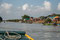 Vom Ufer des Tonle Sap - See fahren wir zu einem der schwimmenden Dörfer. Zur Zeit sinkt der See nach dem Höchststand Mitte Oktober langsam ab. Die Marktstände links "wandern" mit.