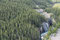 Die Berge nehmen das Wasser wie ein Schwamm auf ... und fällt unten als Quelle/Wasserfall in den Fluss.