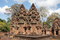 Als letzter noch den Banteay Srey Tempel. Das besondere ist die andere Steinfarbe. Er wurde im Jahre 967 nCh eingeweiht. 