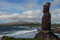 Hanga Roa - direkt beim Hotel an der Pazifikküste steht ein Moai. Einer mit Augen. Nur drei Moai haben heute noch Augen. Allen anderen wurden bei der Restauration keine Augen eingesetzt. Die Augen wurden von Touristen immer wieder entwendet!