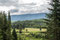 Blick über die weiten Wälder hinunter zum CampPark mit dem Golfplatz.