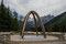Dieses Monument auf dem Rogers Pass steht für die Verbindung der Verkehrswege und die mühevolle Baugeschichte.