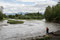 Am Fluss in der Stadt wird gefischt ...