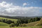Die Great Ocean Road führt immer mal wieder von der Küste weg ins liebliche Hinterland ...