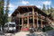 Das Hauptgebäude der Lodge mit dem Shuttlebus.