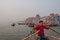 Bei Tagesanbruch eine Fahrt mit dem Ruderboot auf dem Ganges den Ghats entlang.