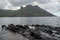 Im alten Hafen von Puamau zeigen die Gesteinsformationen gut auf, wie brüchig das gesamte Gestein auf den Marquesas ist. 
