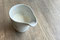 Hmm ... die EU will die kleine Portionen in Kunststoff verbieten. In Canada kommt die Milch oft im Krüglein. Reste werden entsorgt. Kunststoffverpackung vs Foodwaste. Zudem müssen die Gefässe jedesmal in der Maschine gewaschen werden ... hmm