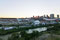 Blick vom Scotsman's Hill auf die Skyline von Calgary. Rechts im Bild der Saddledome und links das GMC-Stampede-Stadion.