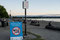 Die English Bay in Vancouver ist ein Freizeit-Hotspot. Man beachte die Regeln ... und stelle sich das zB in Zürich entlang der Limmat vor ... 