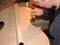 Decke und Boden werden fixiert; der endgültige Umriss des Instrumtentes mit Raspel, Feile, Hobel und Schnitzmesser gefertigt.