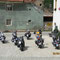 Unsere geparkten Mopeds - mit dem Franken-Wikinger.