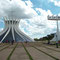 Catedral Metropolitana de Brasilia et Musée contemporain à droite