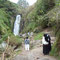 A la cascade de Peguche, trois otavalais en costume traditionnel