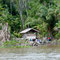 Maison indienne le long du fleuve