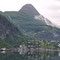 ... mit dem kleinen Ort Geiranger, in dem ...