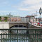 auf dieser Brücke schnell nochmals nach links geguckt und dann ein paar Stiegen hinauf gegangen, auf denen uns eine Hand voll blau befrackter junger  Leute mit Gewehr entgegen kommt ...