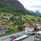 entlang der Straße in die Ortschaft