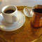 Griechischer Kaffee, in einem Briki zubereitet