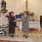 La Presidenta de la Sección recibe la placa conmemorativa de manos de la Presidenta Diocesana.