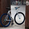 Bicicletta fissa Aqua in esterni con altro modello bici in sfondo