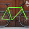 Primo piano bixed bike Dragonfly in contrasto di colore con lo sfondo legno