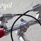 Dettaglio leve freni su manubrio cromato silver della bici fissa Bullhorn