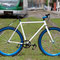 Bicicletta fissa in primo piano esterno sfondo urbano