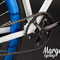 Bicicletta fissa Aqua. Dettaglio guarnitura e cerchio anodizzato blu