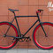 Primo piano su sfondo color mattone di bicicletta a scatto fisso Toro Loco 